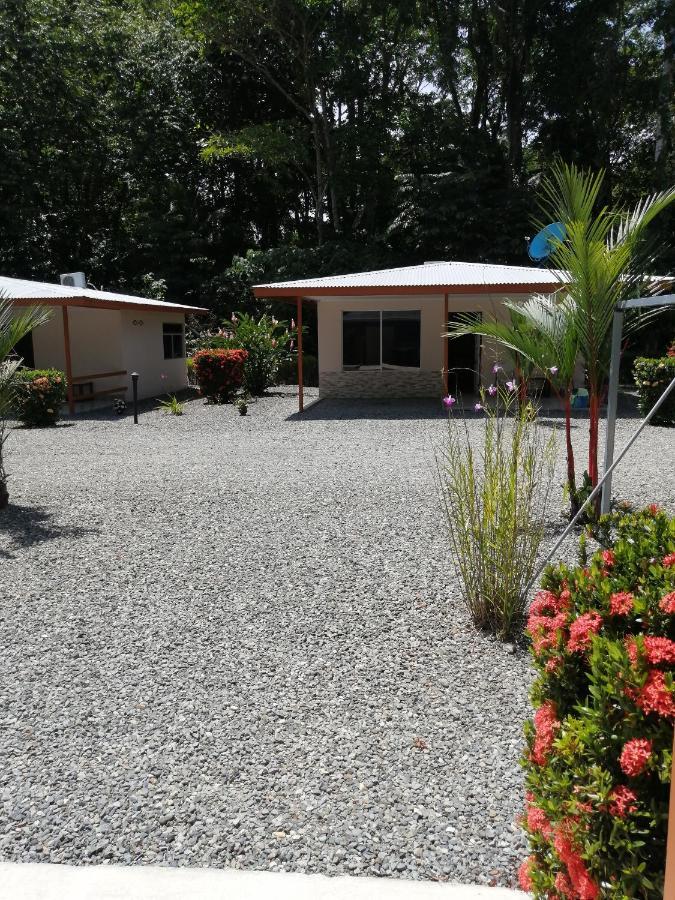Puerto Vargas Lodge Cahuita Exterior photo